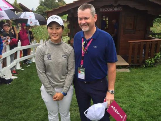 林希妤与同组记分员合影 