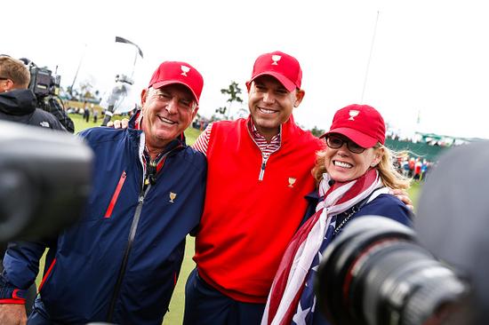 哈斯与父母赛后庆祝夺冠