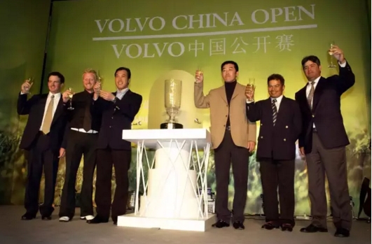 沃尔沃中国公开赛十周年庆典上的前冠军
--右起:弗里茨(1995)、马克萨恩(1996)、程军(1997)、张连伟(2003)、西蒙&middot;戴森(2000)、大卫&middot;格雷森(2002)